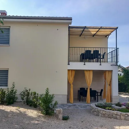 Ivona U Prizemlju Apartman *