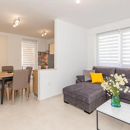 Apartman Ivona U Prizemlju *