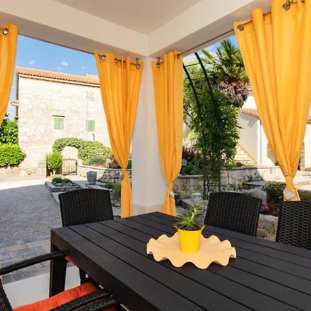 Ivona U Prizemlju Apartman *