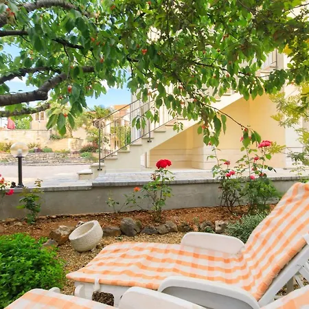 Ivona U Prizemlju Apartman