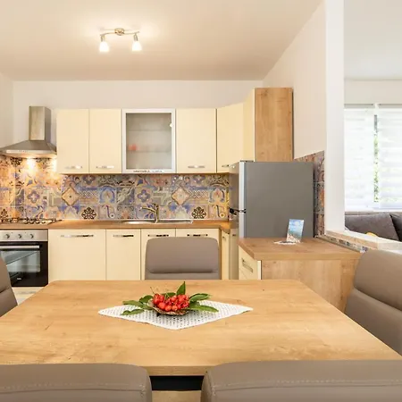 Ivona U Prizemlju Apartmán